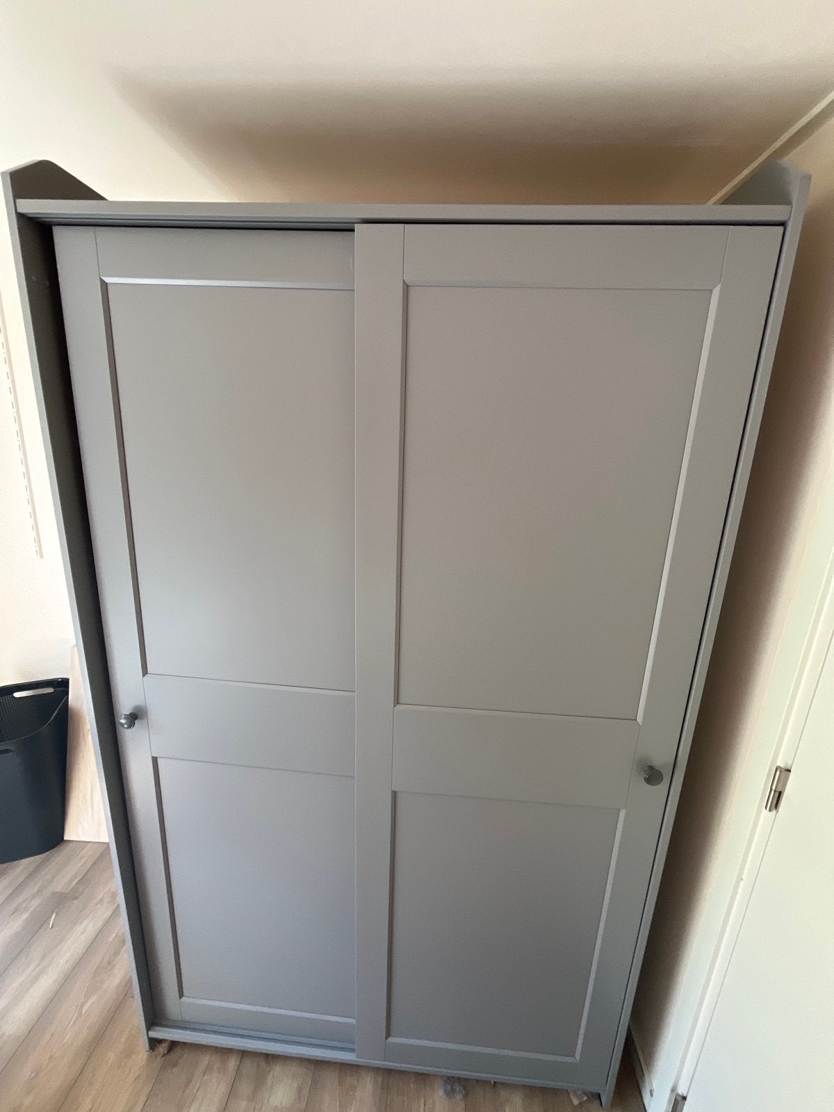 Grijze kledingkast met schuifdeuren en planken, Huis en Inrichting, Kasten | Kledingkasten, Ophalen, Met deur(en), Gebruikt, 100 tot 150 cm