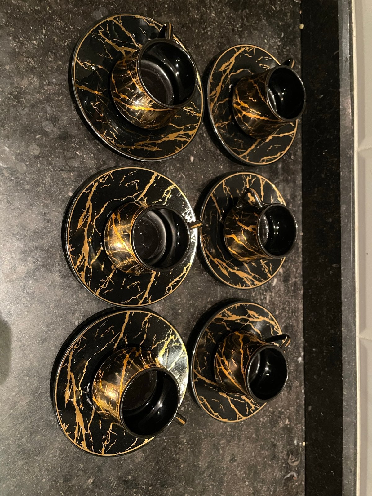 Zwart met gouden marmeren koffiekopjes en schotels (6 stuks), Keramiek, Nieuw, Ophalen of Verzenden, Modern