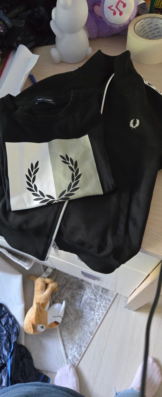 Fred Perry trainingspak - Zwart met wit logo, Maat 48/50 (M), Zwart, Ophalen of Verzenden, Zo goed als nieuw