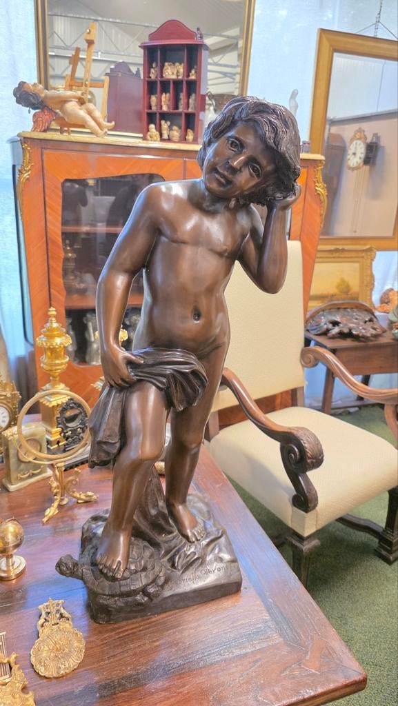 Groot Frans bronzen beeld van kindje, gesigneerd