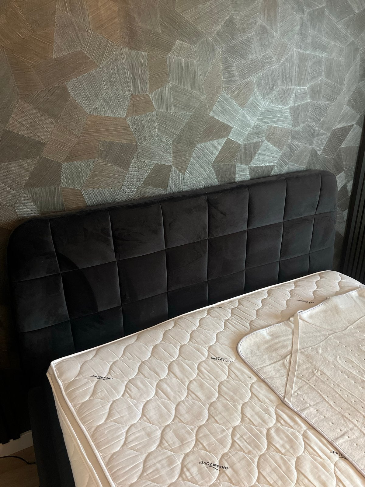 Mooi fluweel bed met hoofdbord 140x200, Huis en Inrichting, Slaapkamer | Bedden, Ophalen, Zwart, Tweepersoons, 140 cm