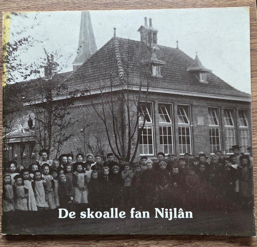 De Skoalle fan Nijlân - 100 jaar Chr. school Nijland, Boeken, Geschiedenis | Stad en Regio, Gelezen, 20e eeuw of later, Ophalen of Verzenden