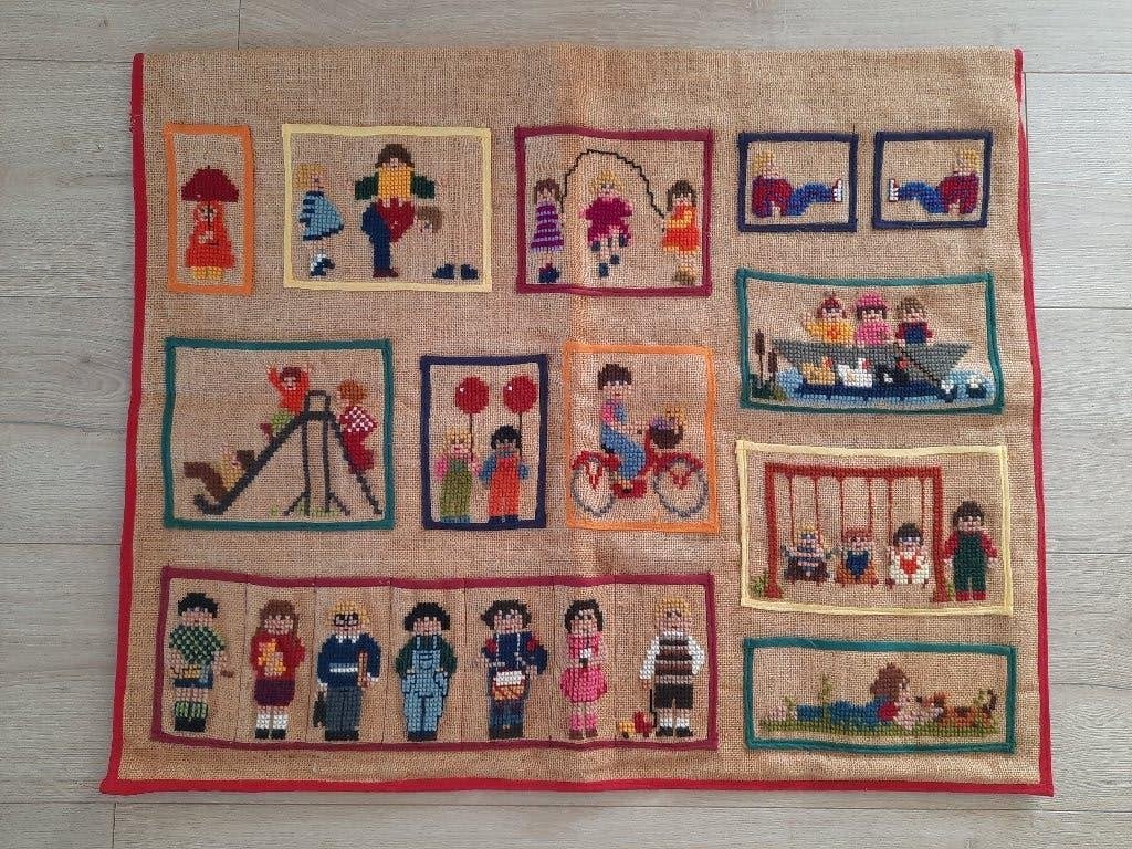 Oude geborduurde wandopberger hangorganizer wandkleed, Ophalen of Verzenden, Gebruikt, Handborduren, Overige typen
