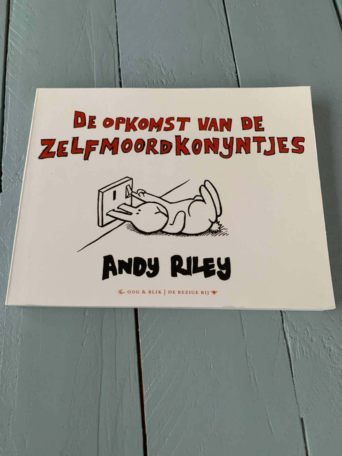 Andy Riley - De opkomst van de zelfmoordkonijntjes, Boeken, Eén stripboek, Ophalen of Verzenden, Zo goed als nieuw, Andy Riley