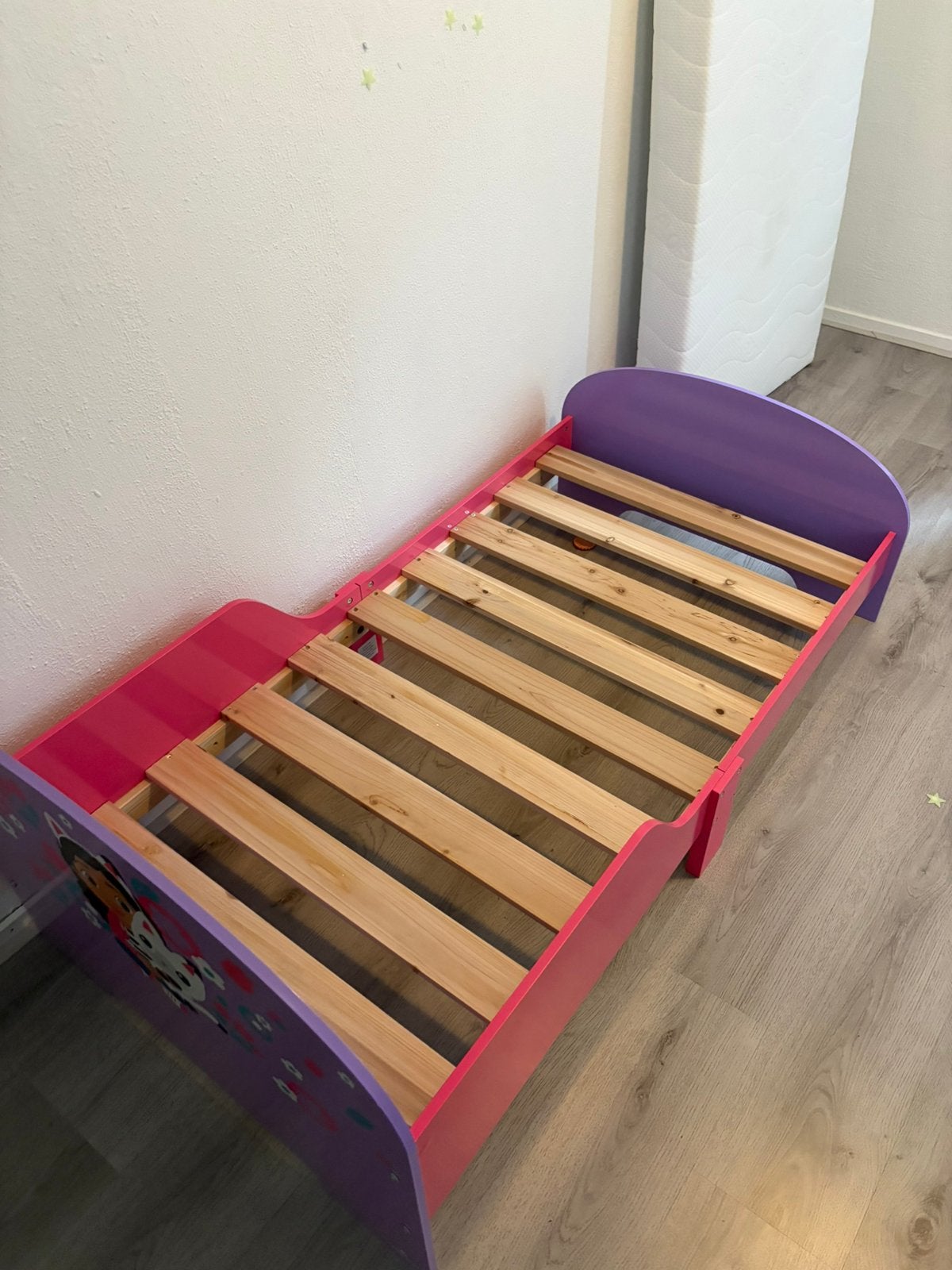 Gabby’s Dollhouse Children’s Bed + Mattress (70x140 cm), Ophalen of Verzenden, Zo goed als nieuw, 140 tot 160 cm, 70 tot 85 cm