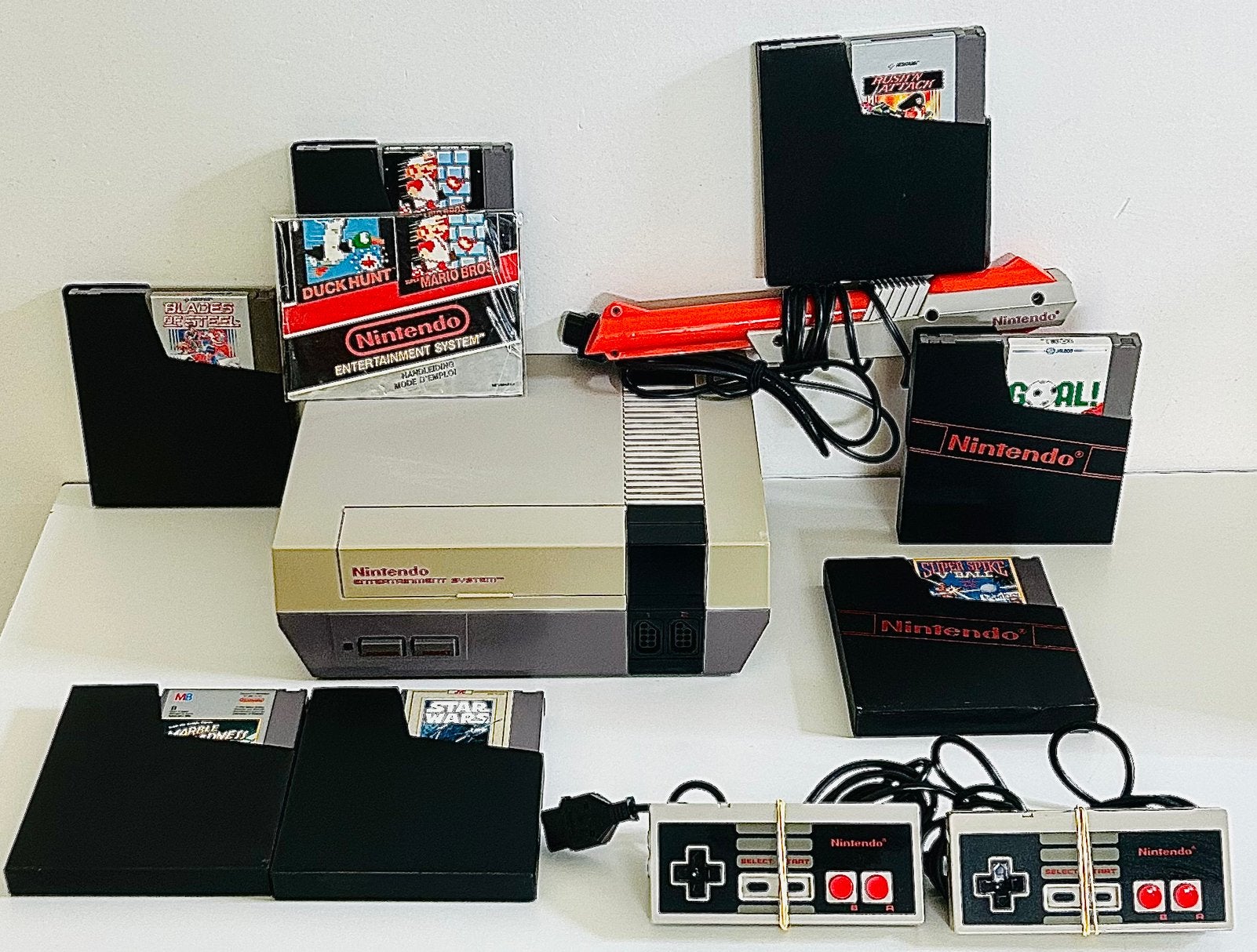 Nintendo NES set, Spelcomputers en Games, Spelcomputers | Nintendo NES, Ophalen of Verzenden, Gebruikt, Met 2 controllers, Met zapper/pistool