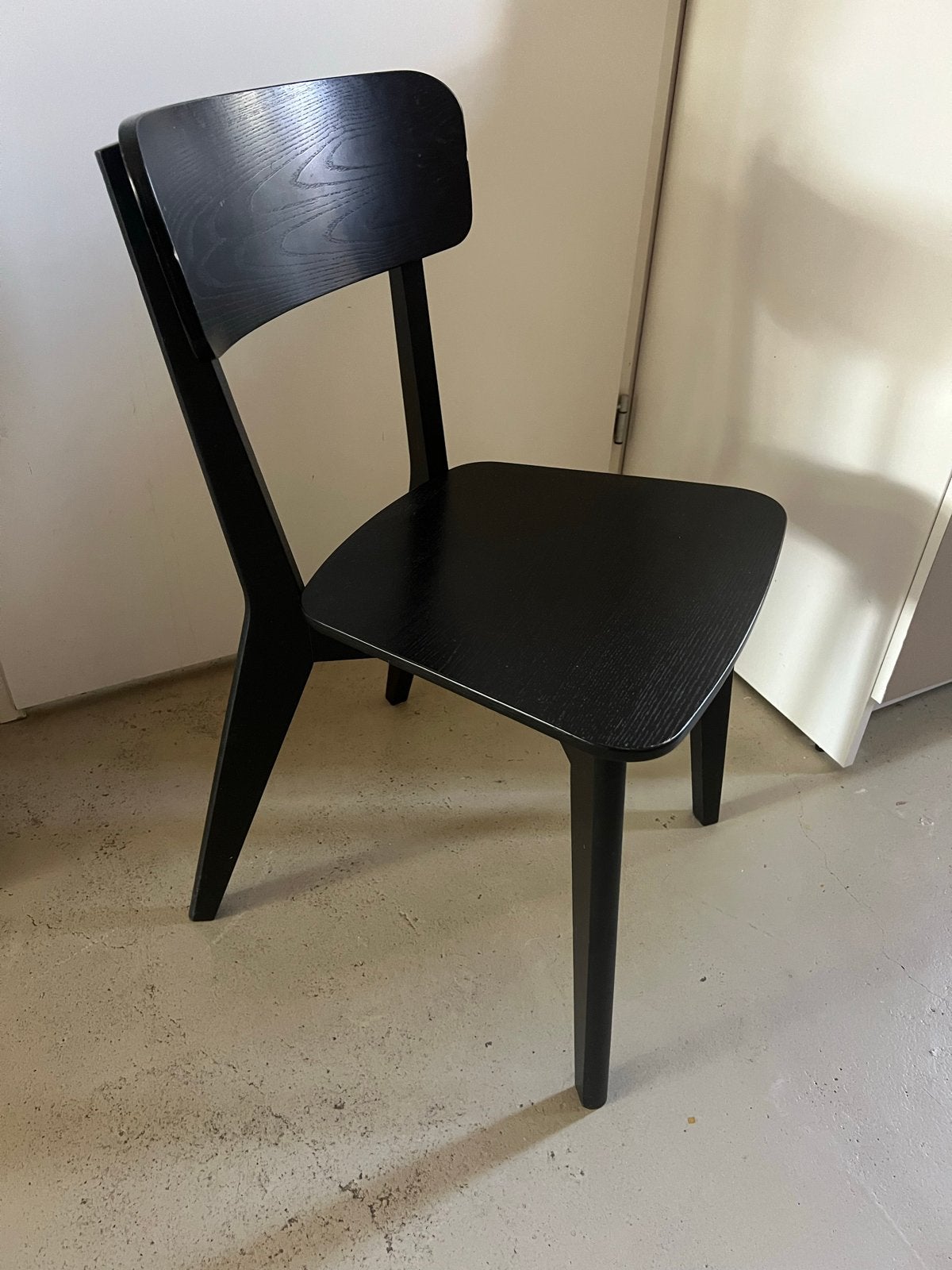 Zwarte houten stoel - Modern design, Huis en Inrichting, Stoelen, Ophalen, Gebruikt, Zwart, Eén