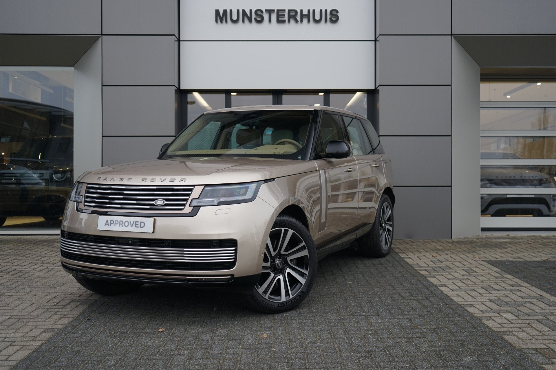 Land Rover Range Rover 3.0 P550e SV PHEV | Hot stones massag