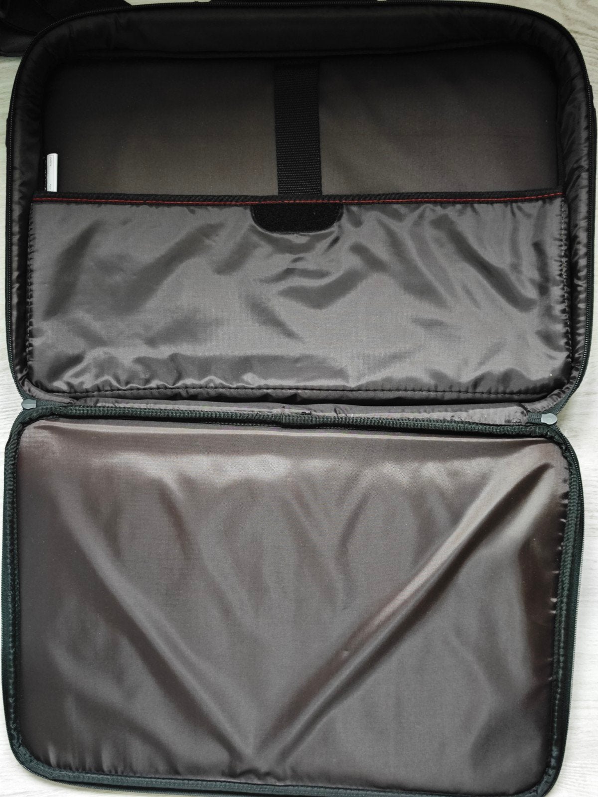 Targus laptoptas 17 inch - Zwart met rode accenten, Ophalen, 17 inch of meer, Zo goed als nieuw