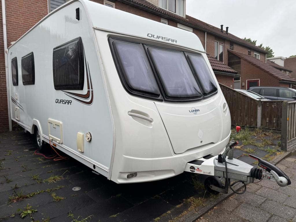 Lunar Quasar 524 caravan volledig uitegerust!, Caravans en Kamperen, Caravans, Particulier, tot en met 4, Standaardzit, 2 aparte bedden