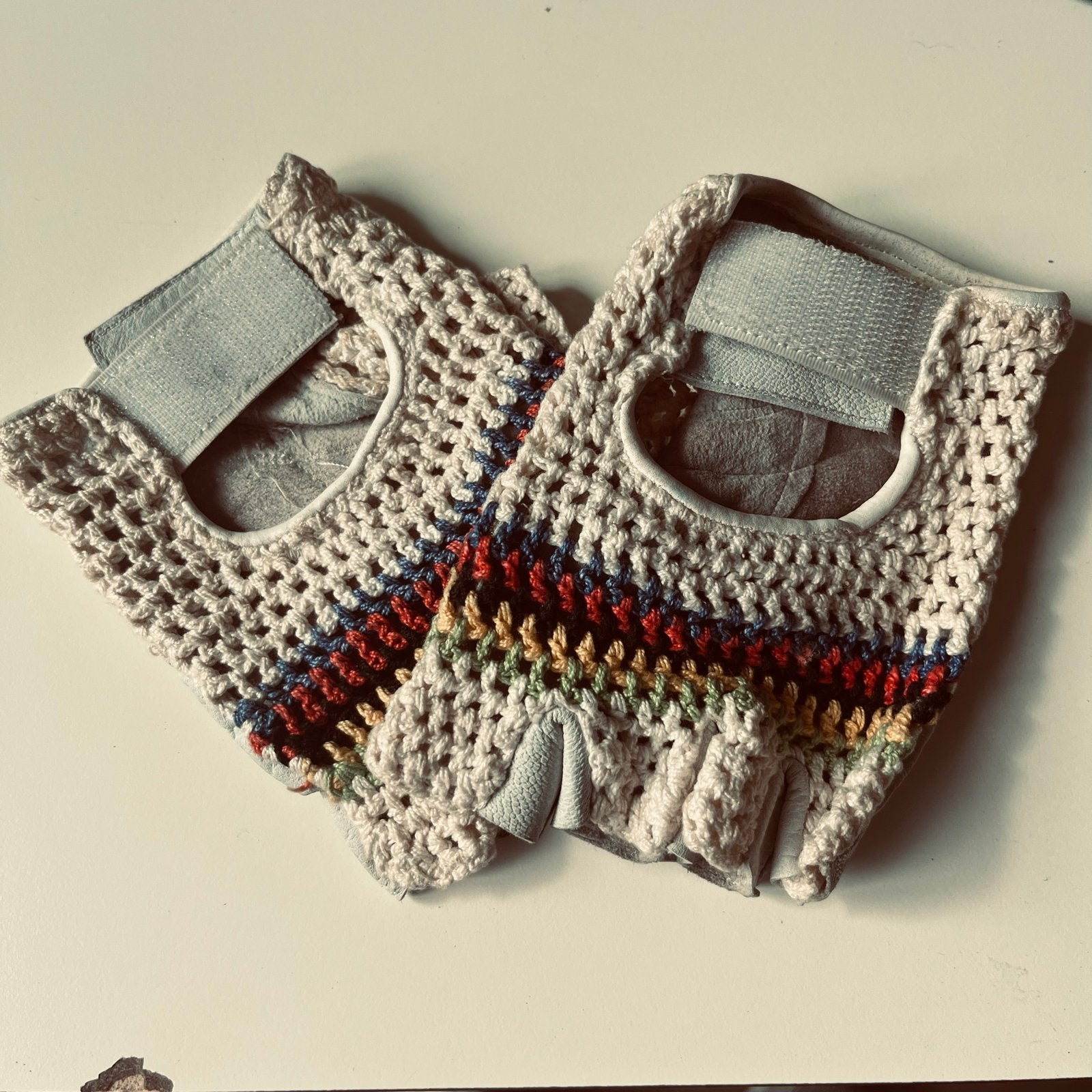 Vintage gehaakte fietshandschoenen  met regenboogstreep, Fietsen en Brommers, Fietsaccessoires | Fietskleding, Ophalen, Gebruikt