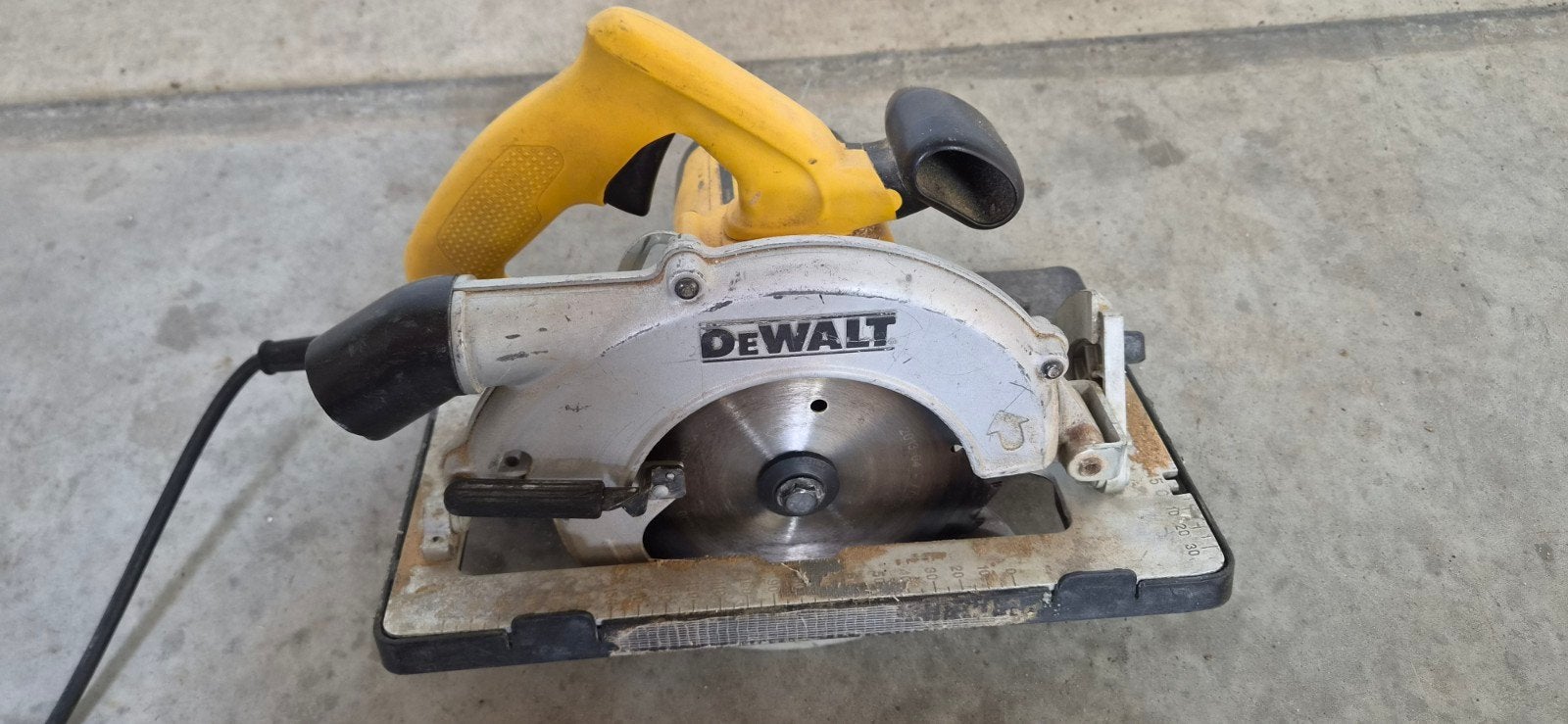 Cirkelzaag Dewalt incl geleider, Doe-het-zelf en Verbouw, Gereedschap | Zaagmachines, Ophalen, Gebruikt, Cirkelzaag, DEWALT