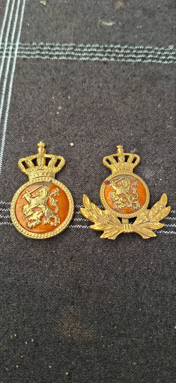 2 Nederlandse Militaire Emblemen - Kroon en Leeuw, Verzamelen, Militaria | Algemeen, Ophalen of Verzenden