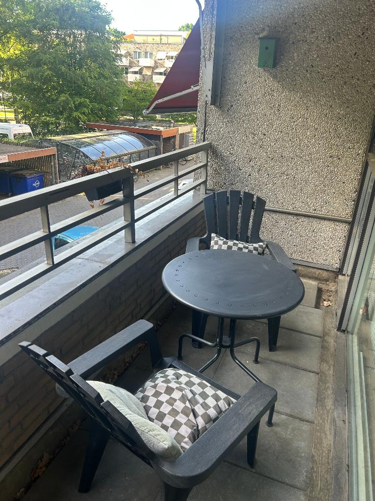 IKEA LÄCKÖ buitentafel + 2 JYSK buitenstoelen, Ophalen, Zo goed als nieuw, Rond, Metaal