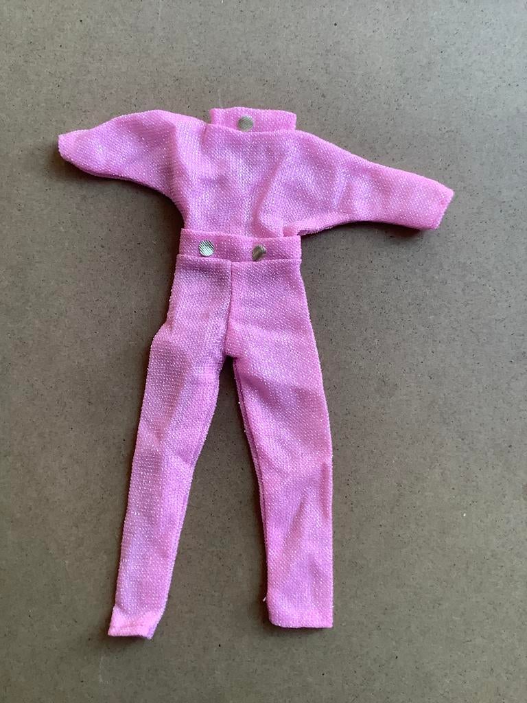 Roze glitter jumpsuit voor Barbie,vintage, Ophalen of Verzenden, Gebruikt, Kleertjes
