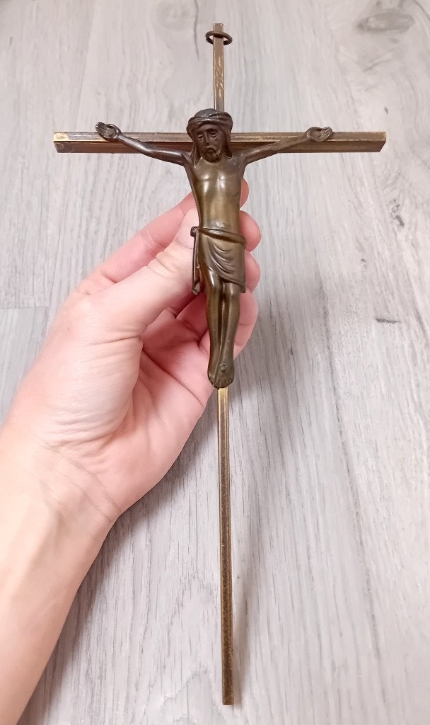 Vintage modernistisch messing kruisbeeld, INRI, Verzamelen, Religie, Verzenden, Gebruikt