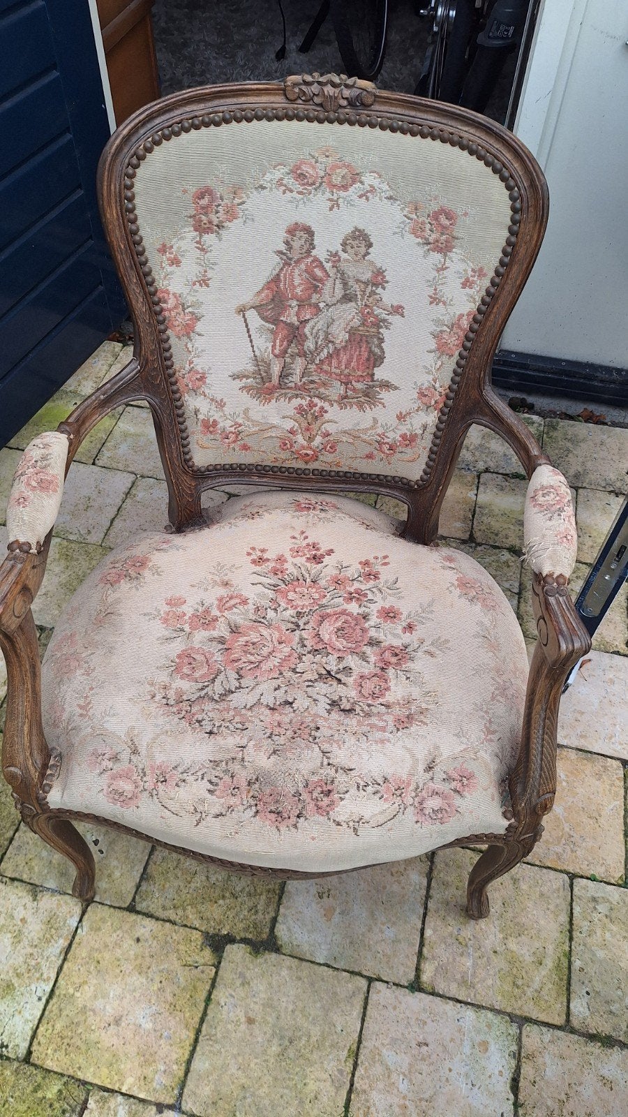 Antieke fauteuil met bloemen- en figuurmotief, Ophalen