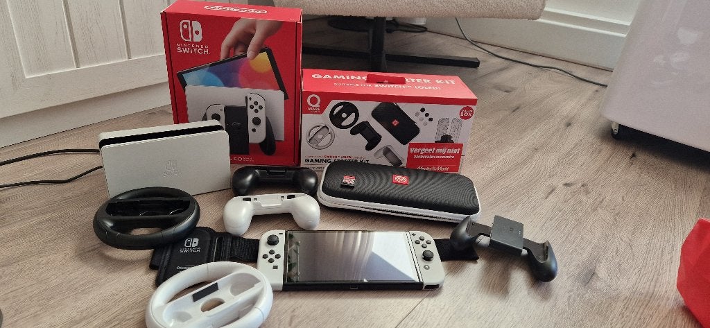 Nintendo swich, Ophalen, Met games, Met 2 controllers, Zo goed als nieuw