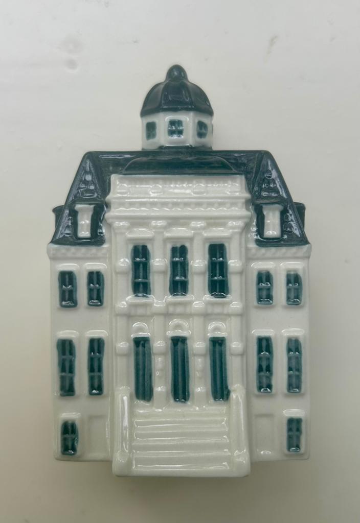 Te koop KLM huisje nr.100, Verzamelen, KLM Huisjes, Ophalen of Verzenden, Zo goed als nieuw, Gevuld