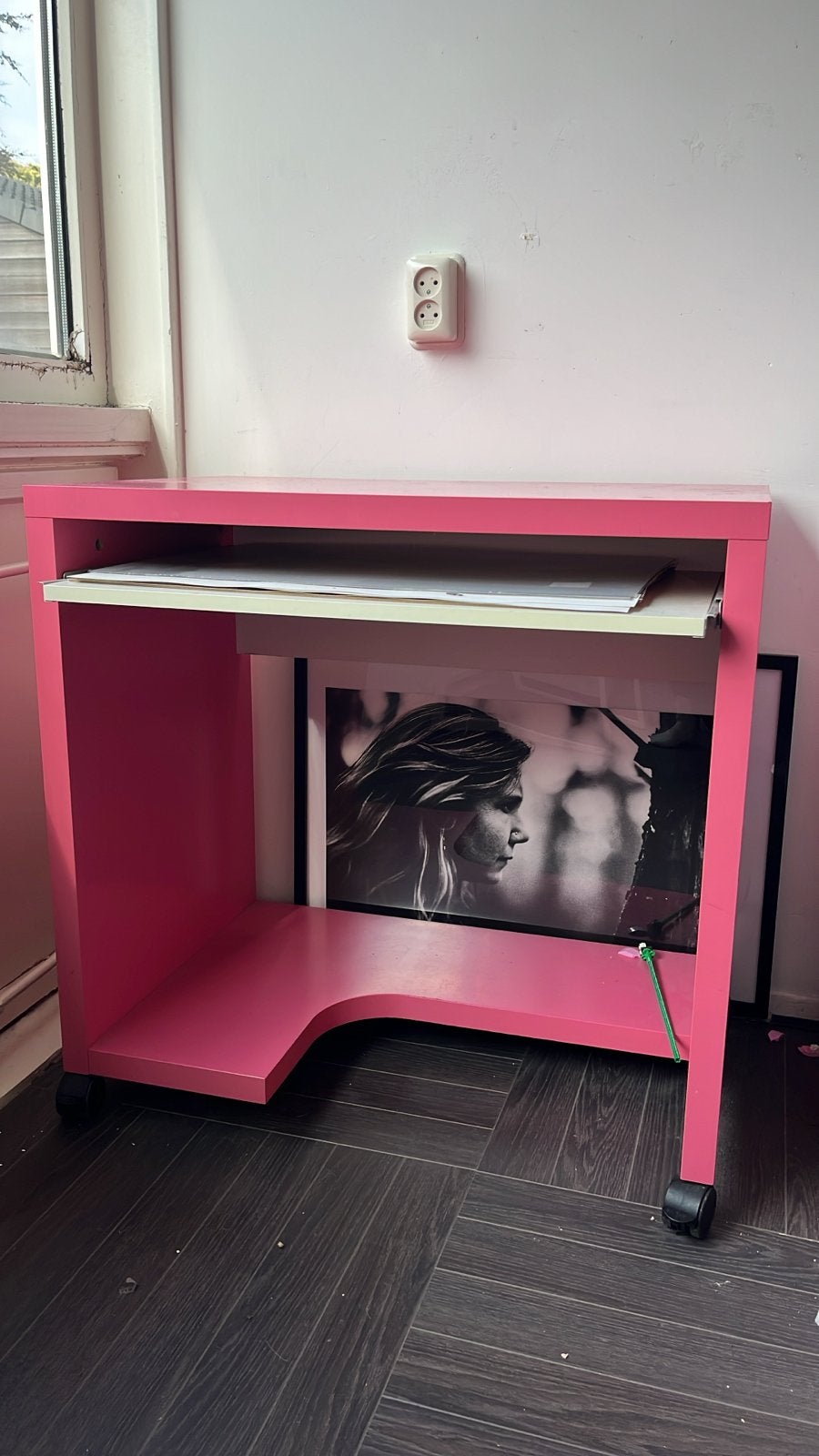 Roze bureau IKEA Mikael met wieltjes en uitschuifblad, Ophalen, Gebruikt, Roze, Computerbureau