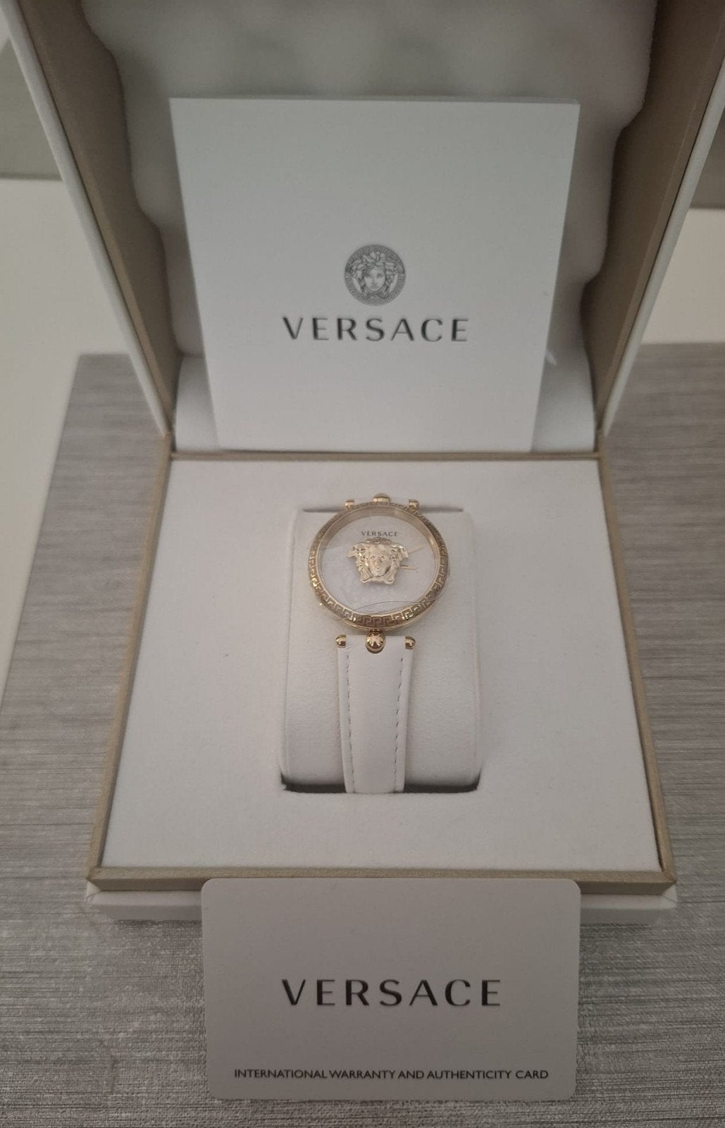 Versace Medusa Icon Horloge VEC00218 - Wit Leer & Goud, Overige merken, Overige materialen, Leer, Polshorloge