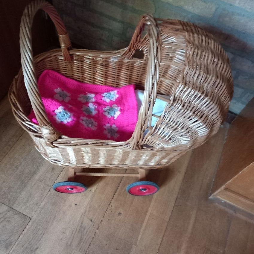 poppenwagen, riet  - met matrasje en dekje, Ophalen, Gebruikt, Barbie