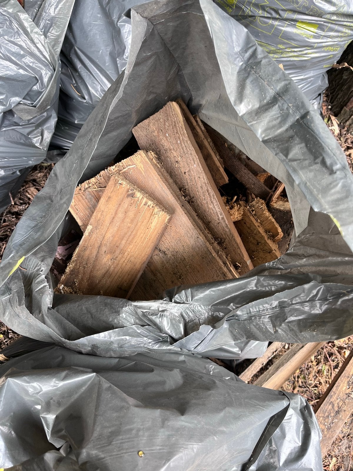 Gratis! 9 zakken brandhout mix - Droog hout, Tuin en Terras, Haardhout, Minder dan 3 m³, Ophalen, Overige houtsoorten, Blokken