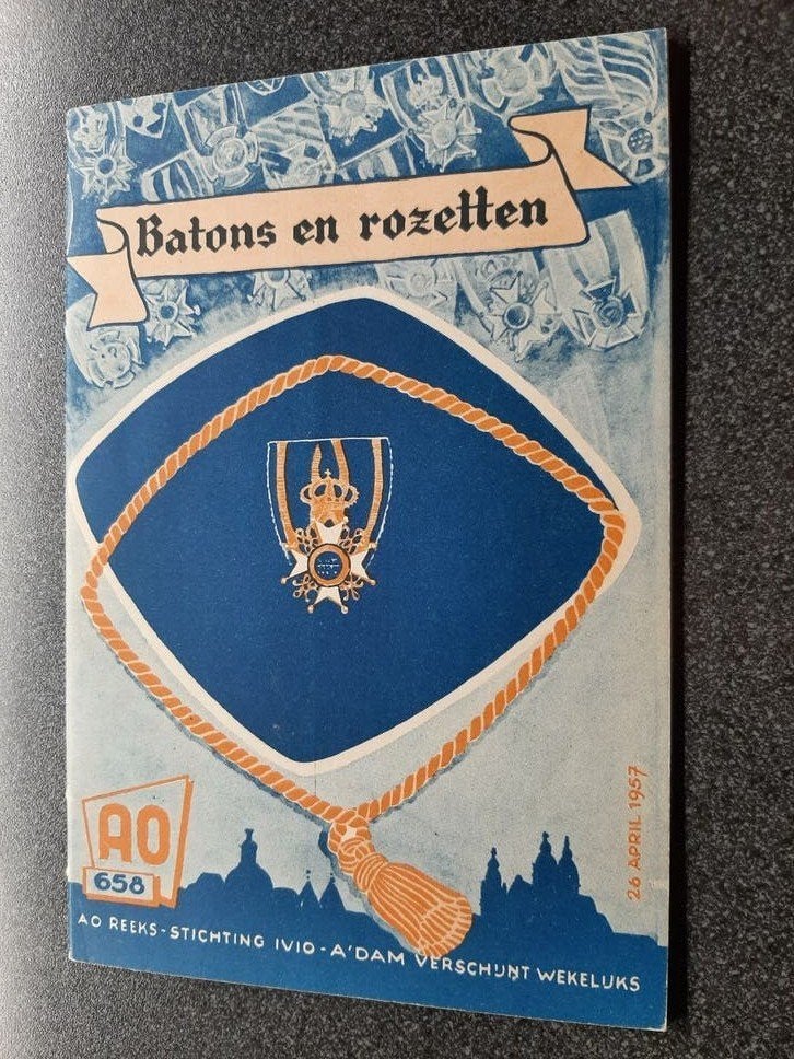 Batons  en rozetten  / klein boekje 18x12cm.16blz. - 1957, Ophalen of Verzenden, Landmacht, Nederland, Boek of Tijdschrift