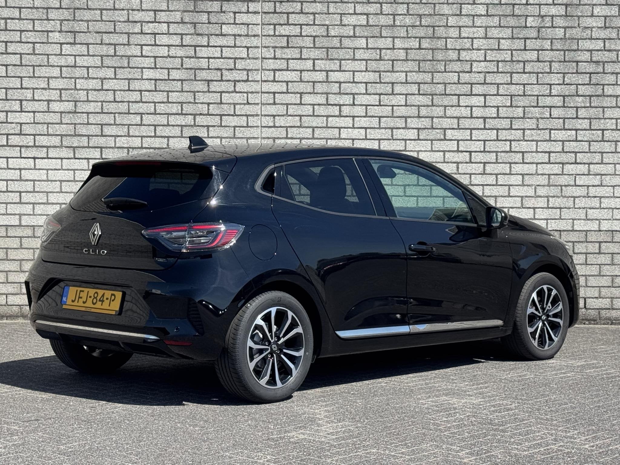 Renault Clio 1.6 E-Tech Full Hybrid 145 Techno | Navigatie |, Gebruikt, Met garantie (alle), Leder en Stof, Zwart