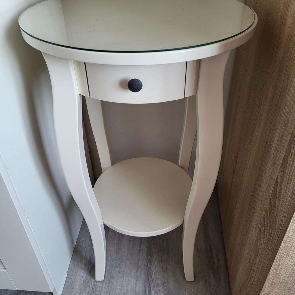 2 /Elegant wit bijzettafeltje met lade en glazen blad, Huis en Inrichting, Tafels | Bijzettafels, Minder dan 55 cm, Gebruikt, Rond