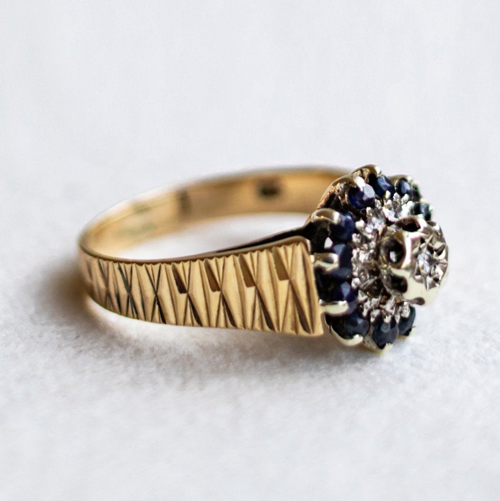 Vintage 9K gouden cluster ring met saffier & diamant - 15,5, Ophalen of Verzenden, Met edelsteen, Dame, Goud