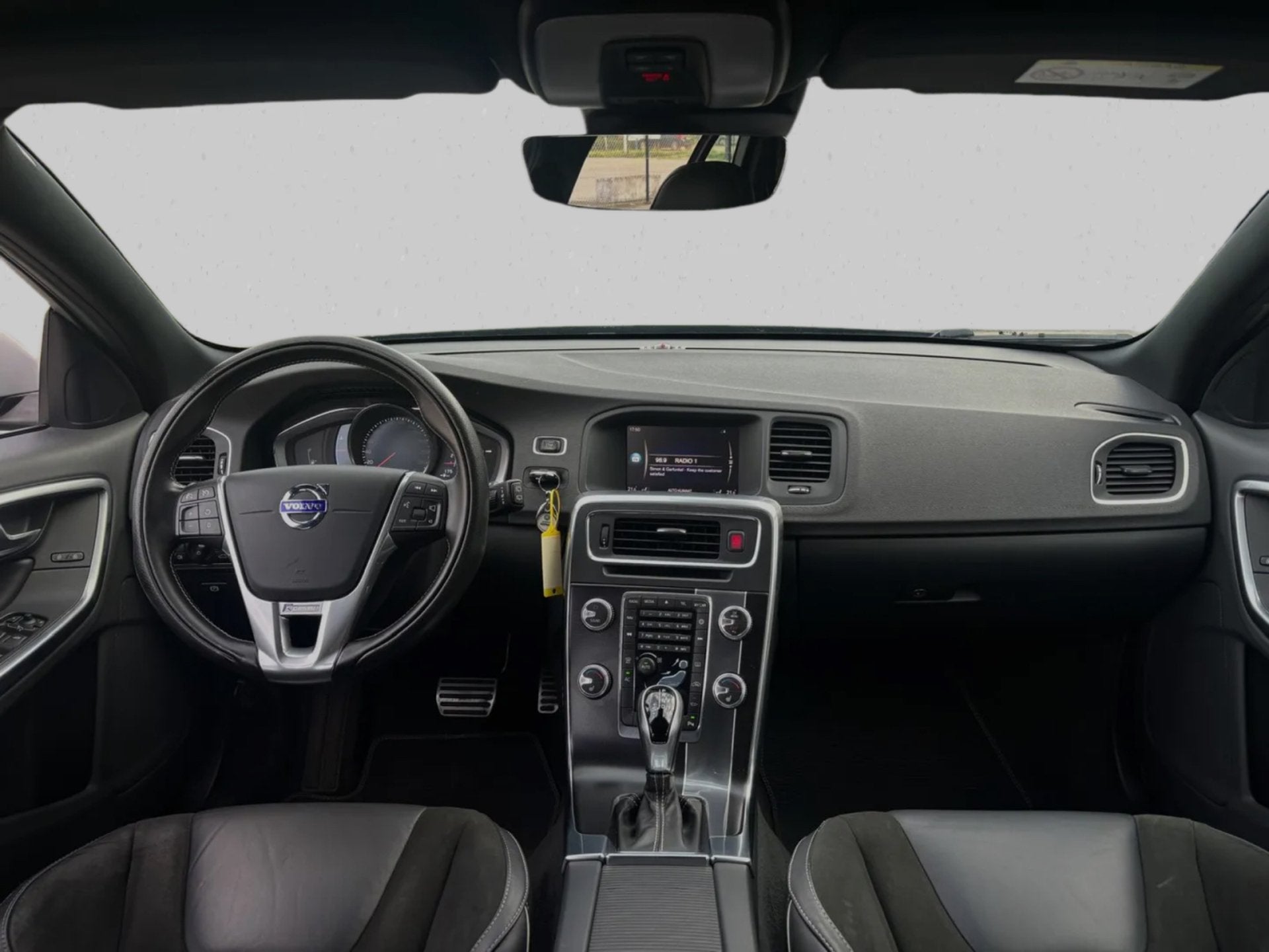 Volvo V60 1.5 T3 Nordic+ R-Design (NL-auto, Goed OndH, Navi,, Auto's, 4 cilinders, Zwart, 152 pk, Onderhoudsboekje