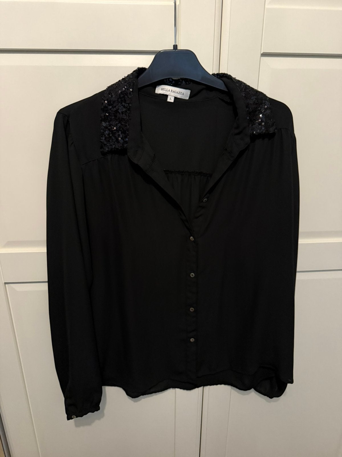 Zwarte blouse met glitterkraag Bella Ragazza, Ophalen of Verzenden, Zo goed als nieuw, Maat 42/44 (L), Zwart