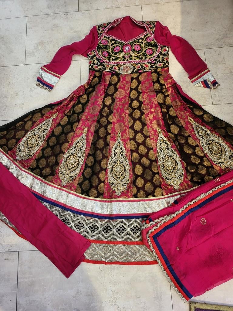Prachtige Indiase Anarkali Jurk - Roze met Goud Borduurwerk, Maat 38/40 (M), Ophalen of Verzenden, Roze, Onder de knie
