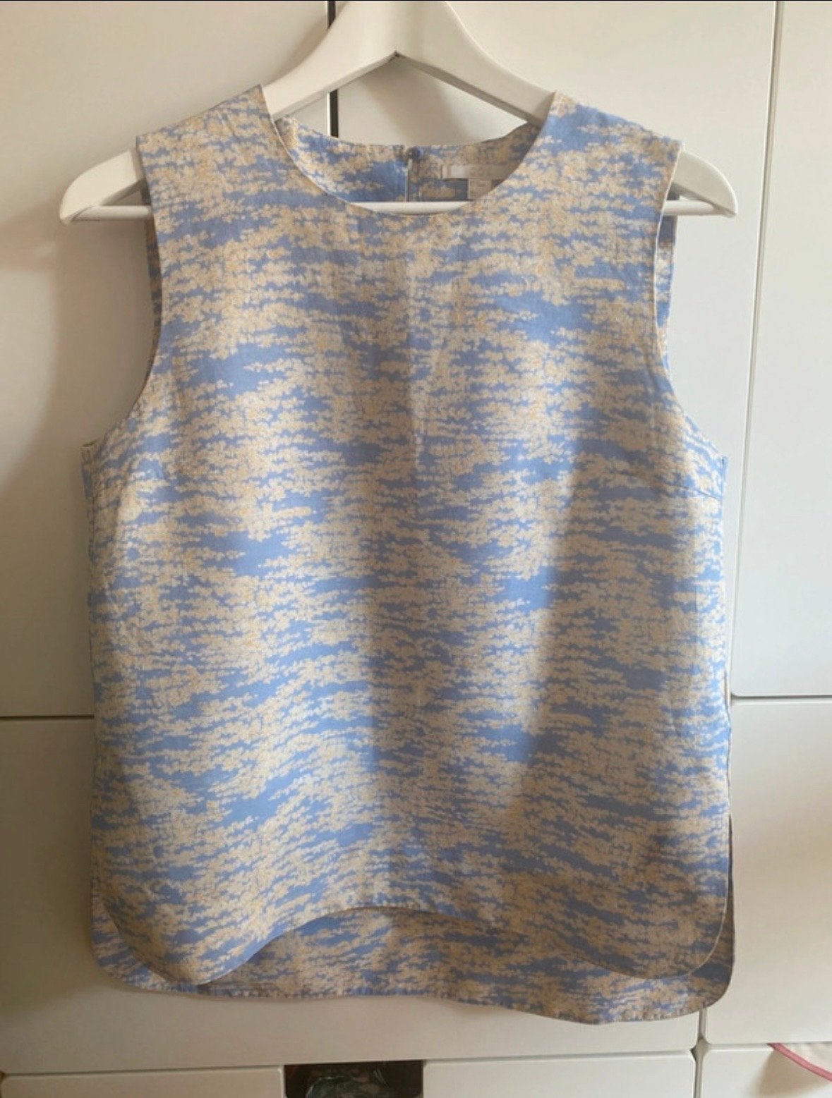 COS mouwloze top met print in maat 38 (M), Kleding | Dames, Tops, Maat 38/40 (M), Blauw, Ophalen of Verzenden, Zo goed als nieuw