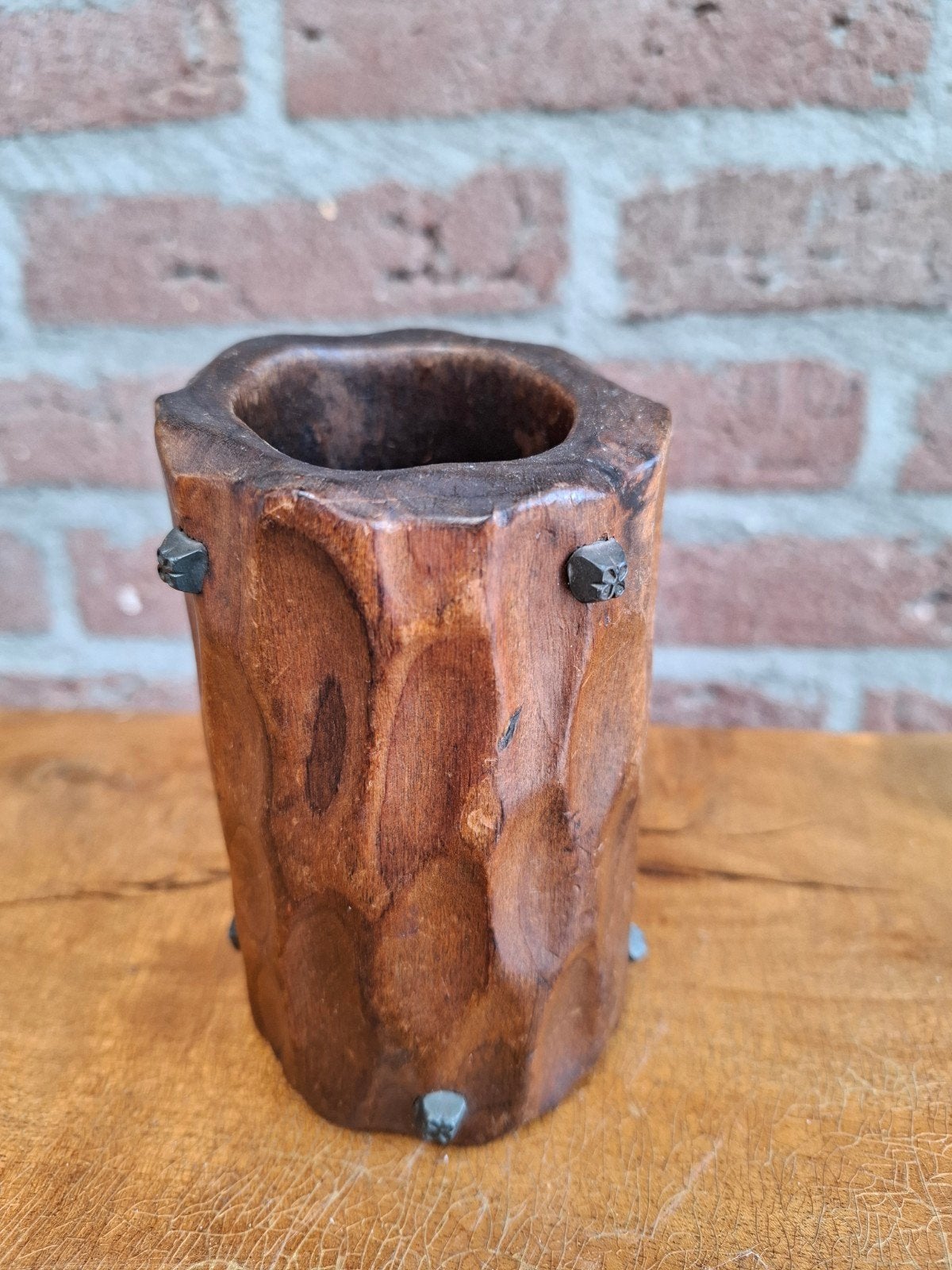 Vintage houtsnijwerk vaasje / pennenhouder. Metaal. H 12 cm., Ophalen of Verzenden