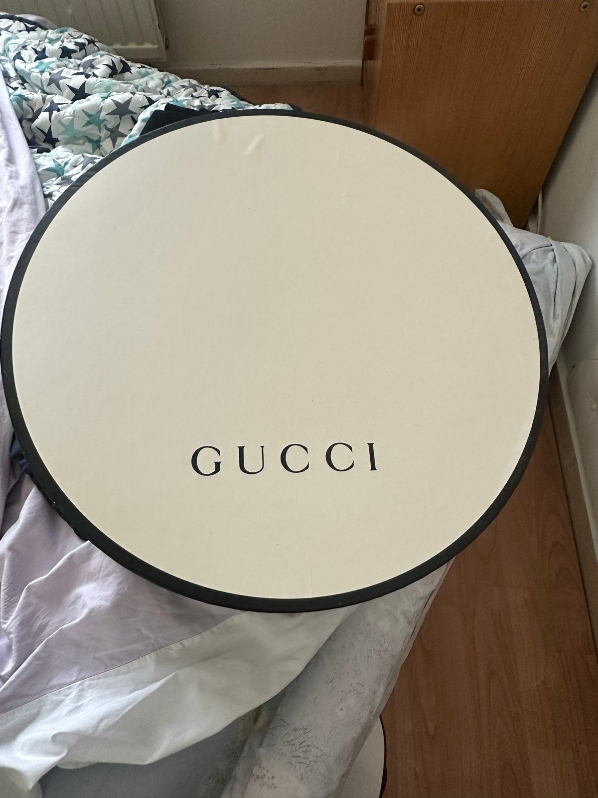 Originele Gucci hoedendoos - Perfect voor opslag of decorati, Ophalen of Verzenden, Zo goed als nieuw, One size fits all, Hoed
