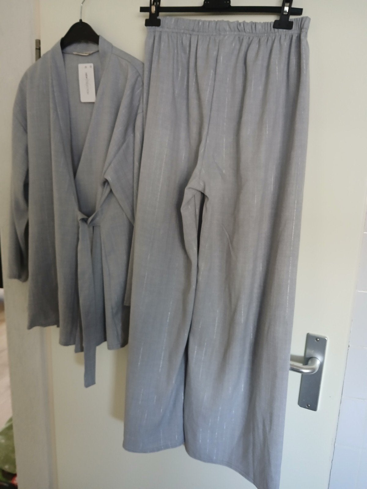 NEW COLLECTION  mooi 2dlg pak grijs mt M  met kaartje, Kleding | Dames, Kostuum of Pak, Verzenden, Nieuw, New collection