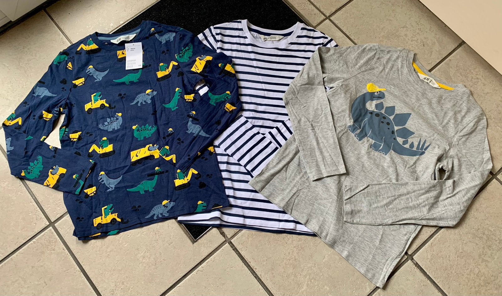 TE KOOP: 3 dino longsleeves van H&M maat 134/140 NIEUW, Ophalen of Verzenden, Nieuw, Jongen, Shirt of Longsleeve