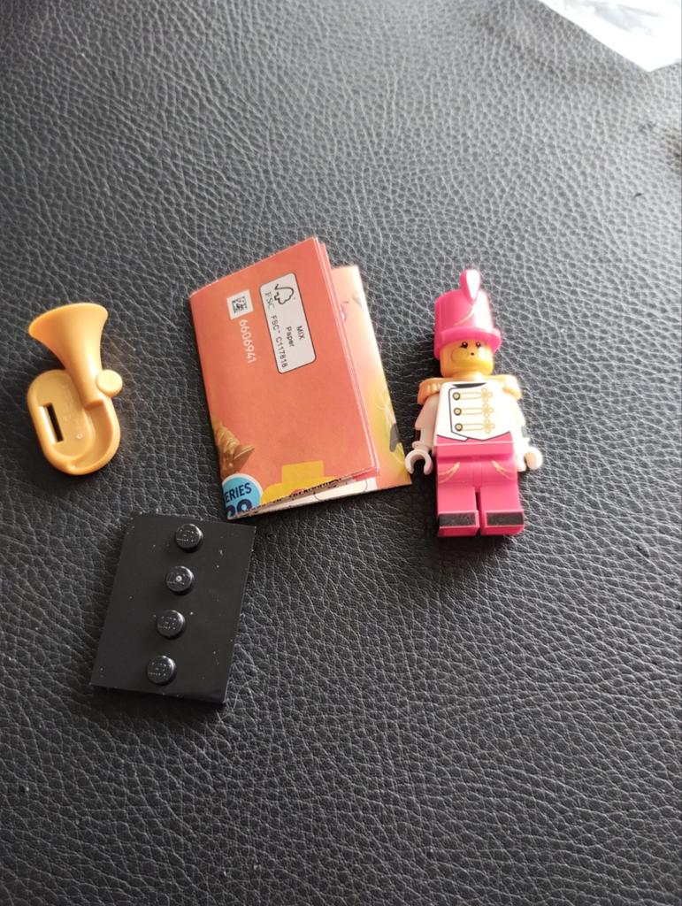 Lego minifiguur serie 29 tuba speler, Ophalen of Verzenden, Nieuw