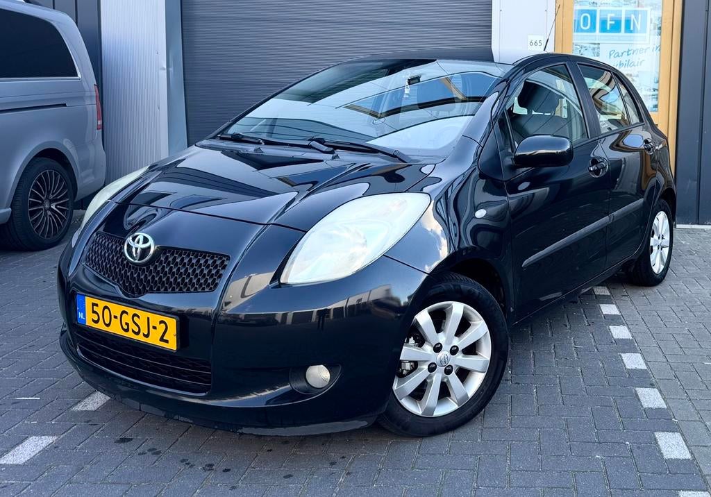 Toyota Yaris 1.3 16V Vvt-i 5DR SOL MMT 2008 Zwart, Auto's, 40 €/maand, 4 cilinders, Met garantie (alle), Zwart