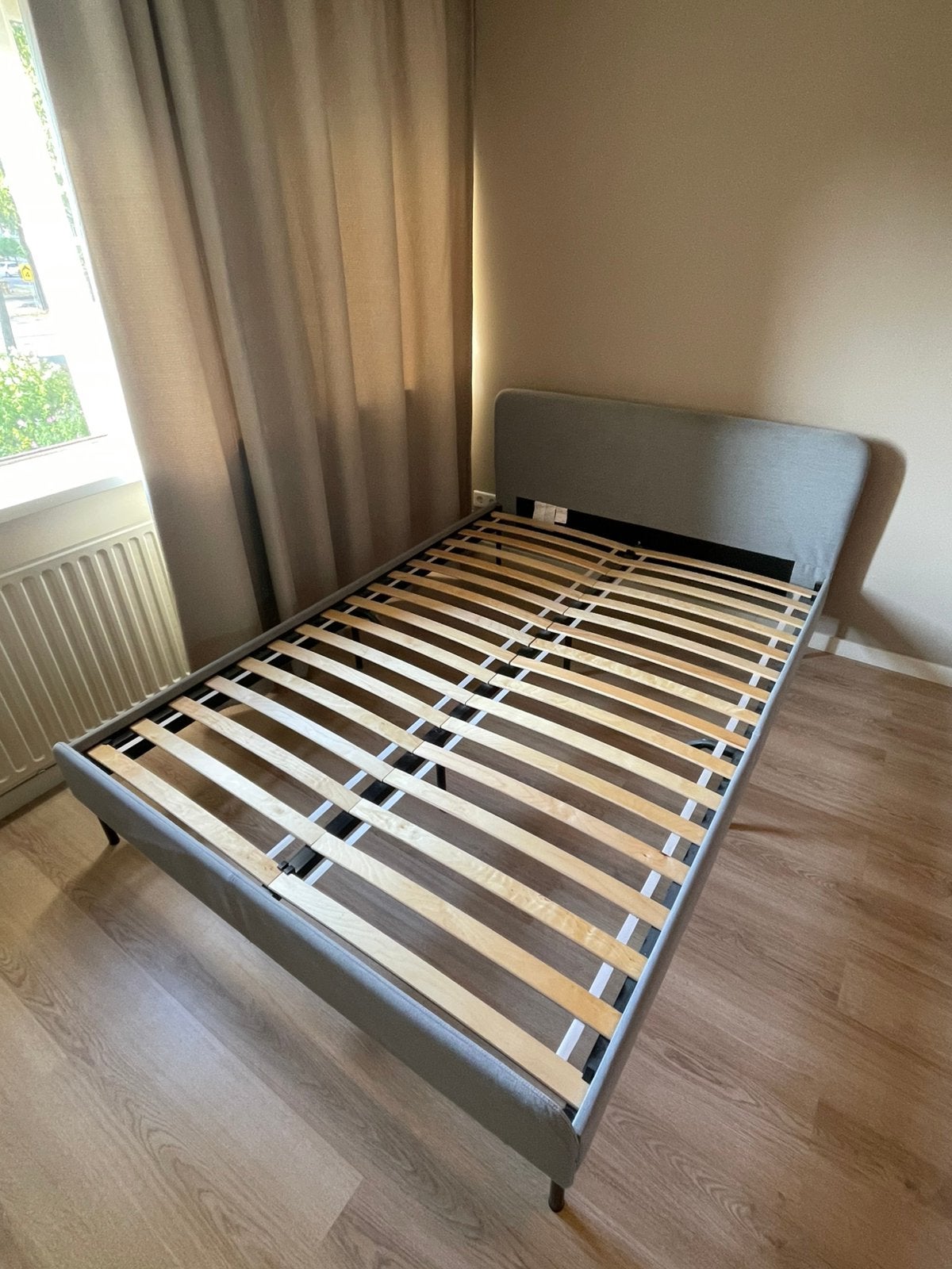 Slattum bed IKEA 140x200cm - + latten - Nette staat - Grijs, Huis en Inrichting, Slaapkamer | Bedden, Ophalen, Wit, Tweepersoons