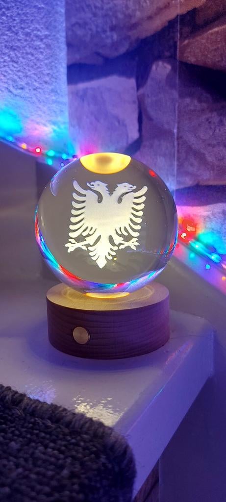 Kristallen bol met Albanese adelaar en LED-verlichting 80mm, Meerkleurig, Ophalen of Verzenden, Zo goed als nieuw, Modern