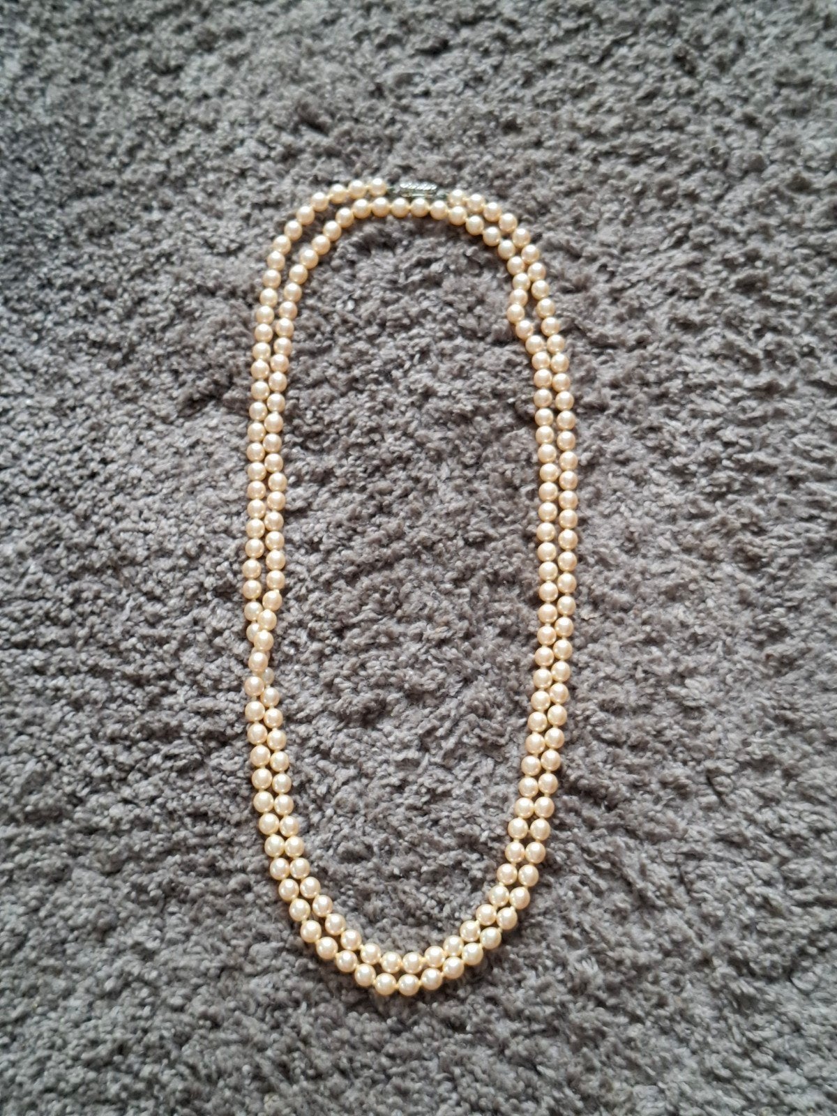 Elegante parelketting met strass sluiting, Sieraden, Tassen en Uiterlijk, Kettingen, Overige materialen, Beige, Ophalen of Verzenden