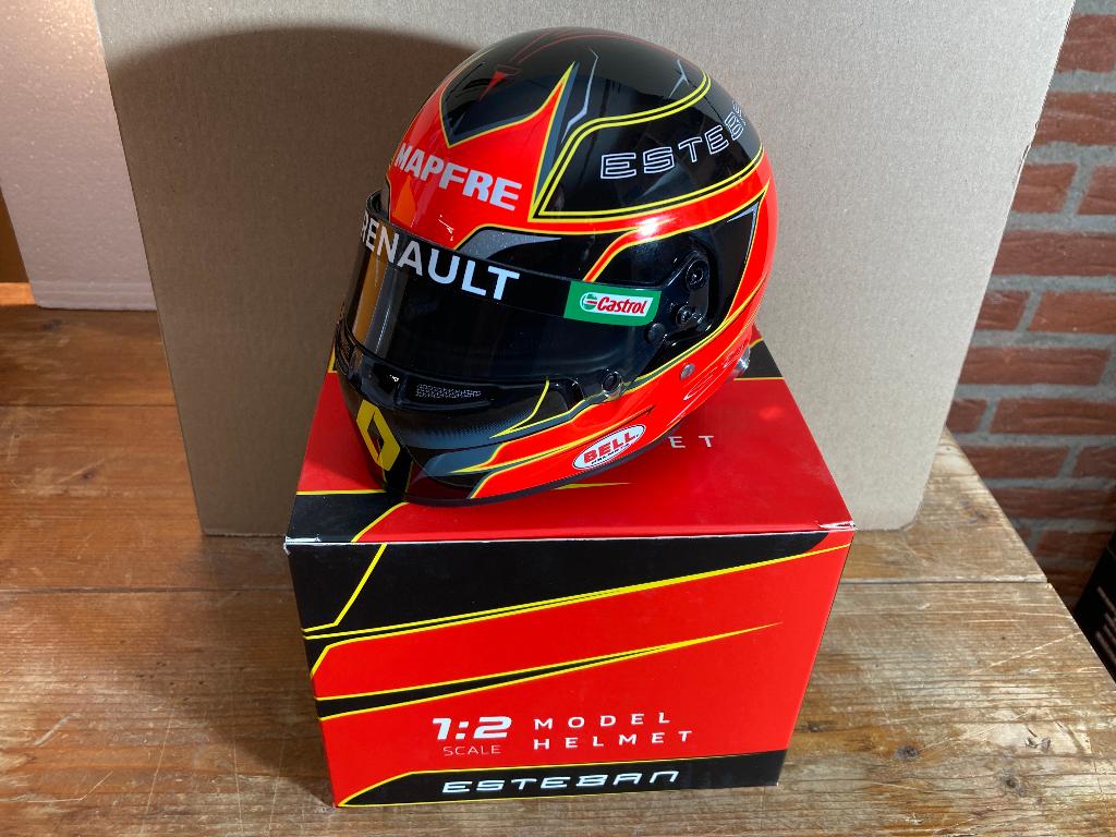 ✅ Esteban Ocon 2020 helm 1:2 Renault / Alphine 1/2 Formule 1, Verzamelen, Automerken, Motoren en Formule 1, Ophalen of Verzenden