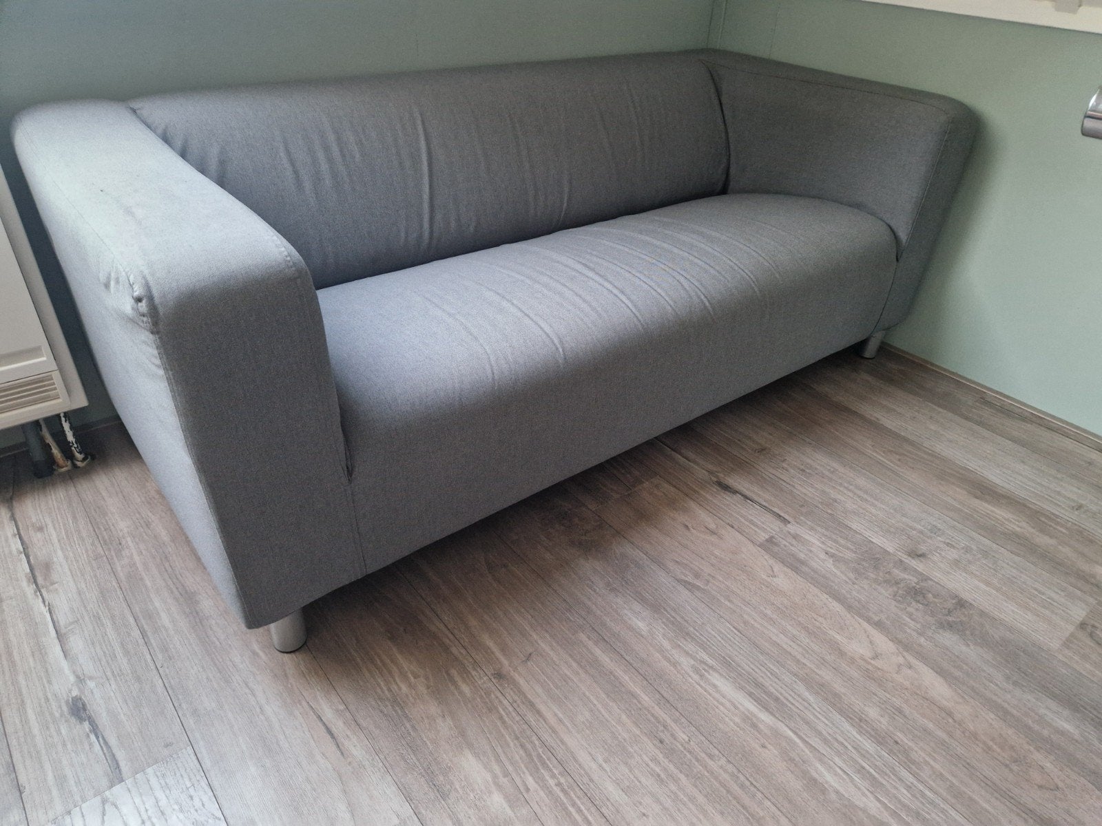Klippan bank ikea met grijze hoes, Huis en Inrichting, Banken | Bankstellen, Ophalen, Gebruikt, 150 tot 200 cm, Tweepersoons