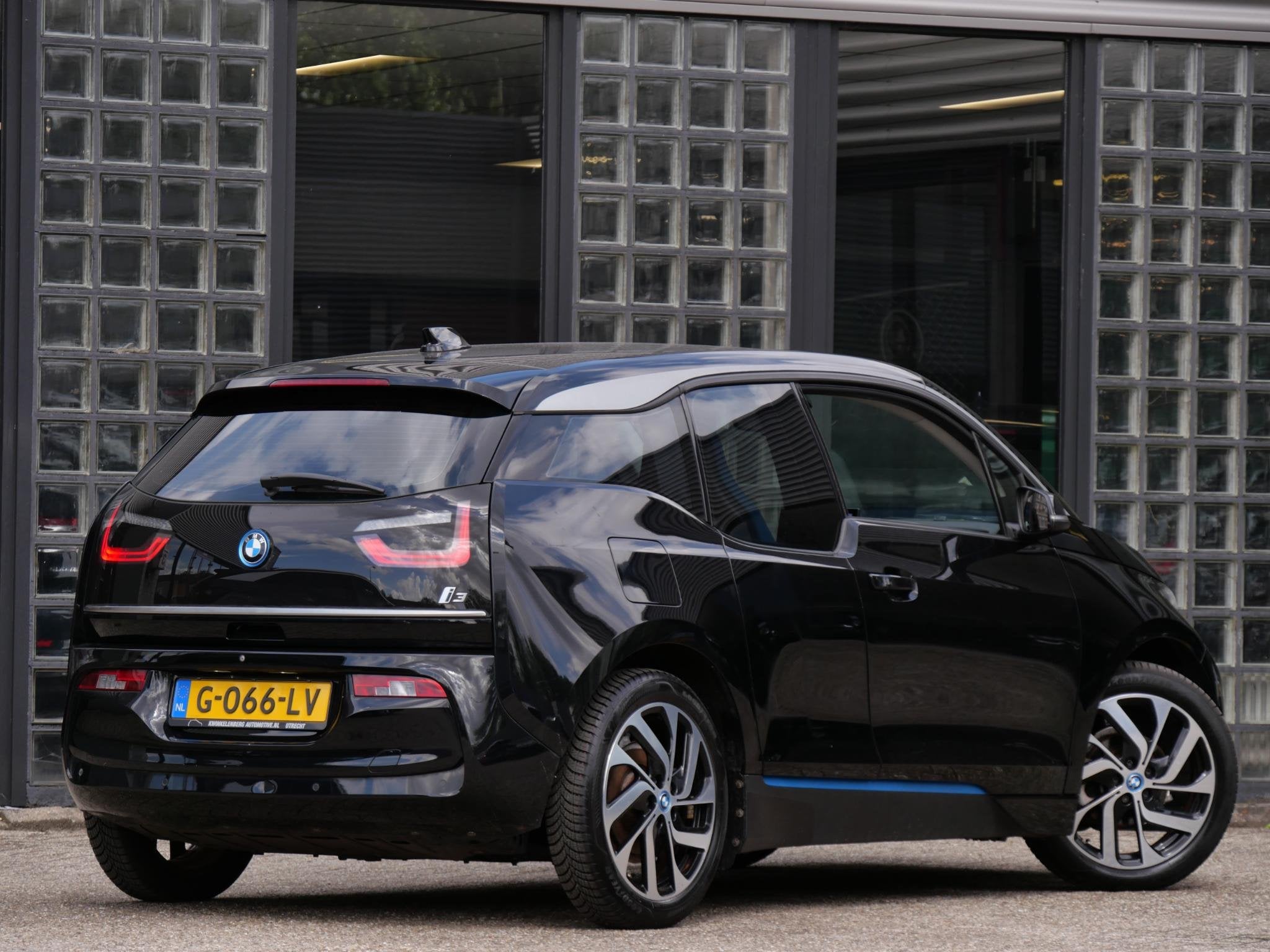 BMW i3 42kWh/ WARMTEPOMP/ CAMERA/ PDC V+A/ DAB/ SOH 87%, Automaat, 4 stoelen, 258 min, Zwart