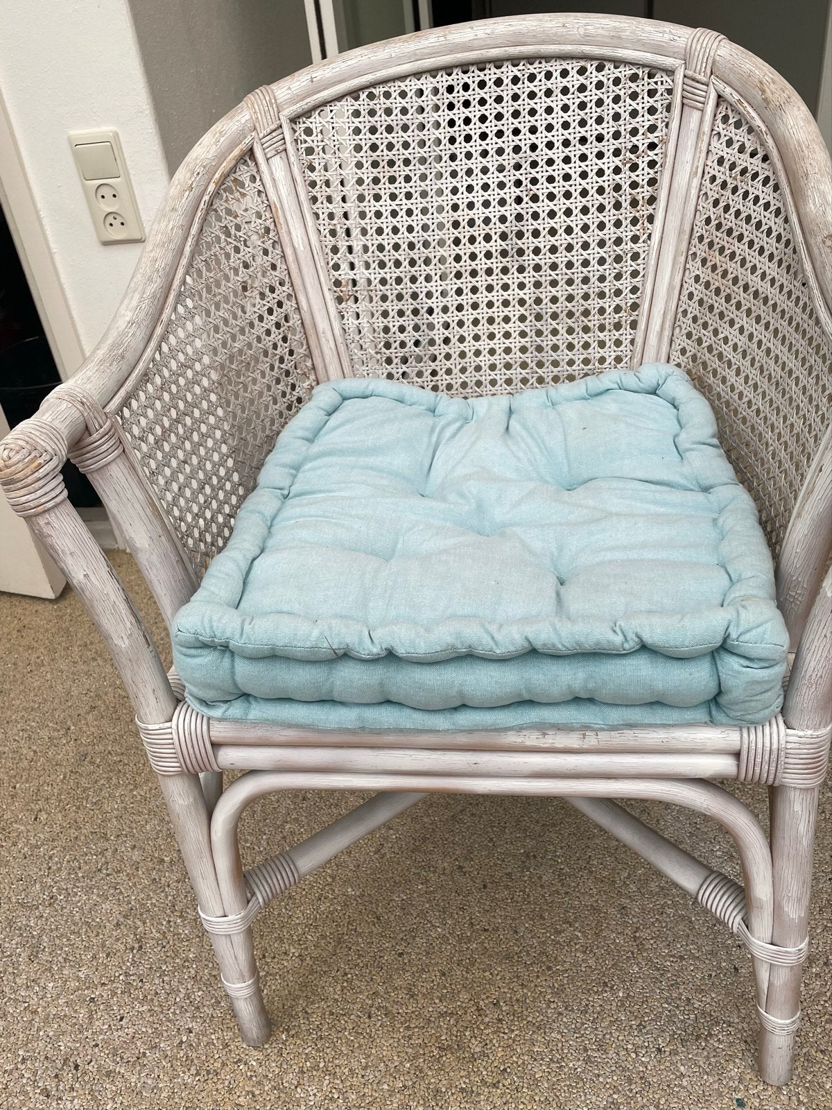 Gratis: 3 witte stoelen met kussens en bijpassende tafel, Ophalen, Gebruikt, Drie, Wit