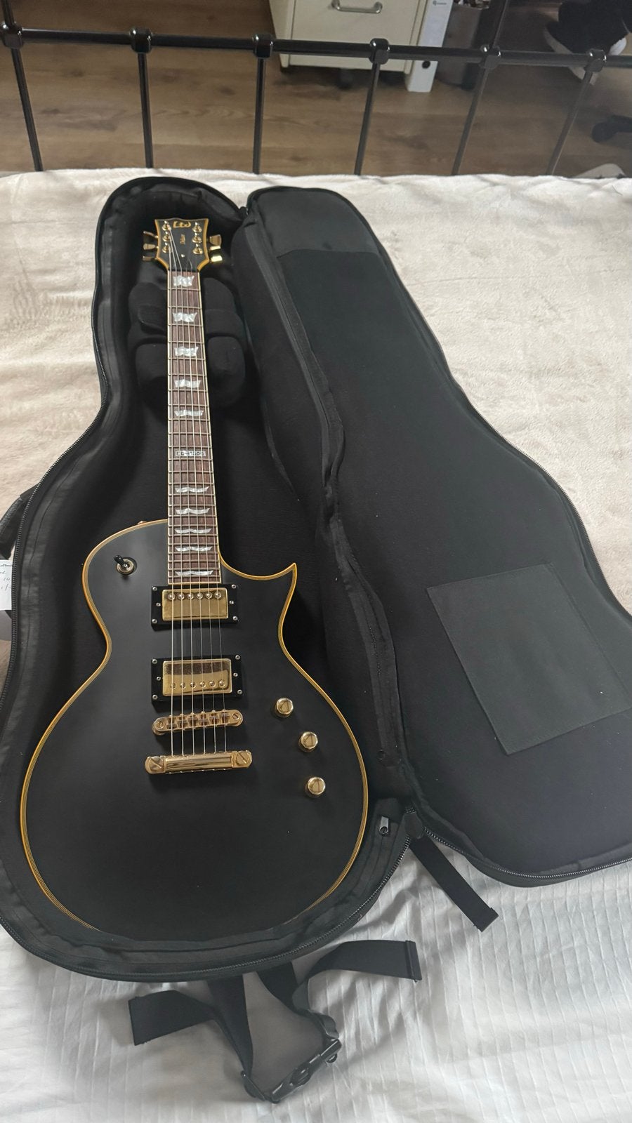 Foto 2 van LTD EC-1000 Deluxe elektrische gitaar