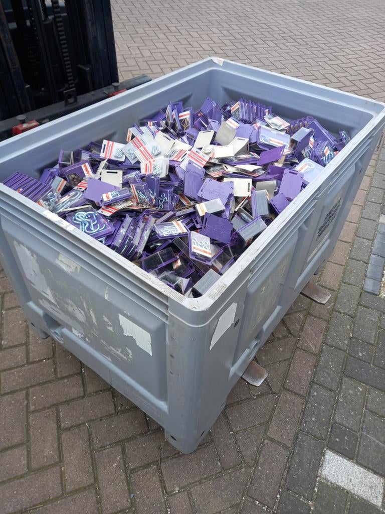 Grote bak vol met bouten, spijkers, schroeven en pluggen, Ophalen, Nieuw